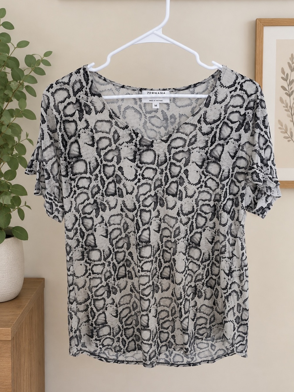Zenana Women’s Snake Print Ruffle Sleeve Blouse Size Small Gray Black